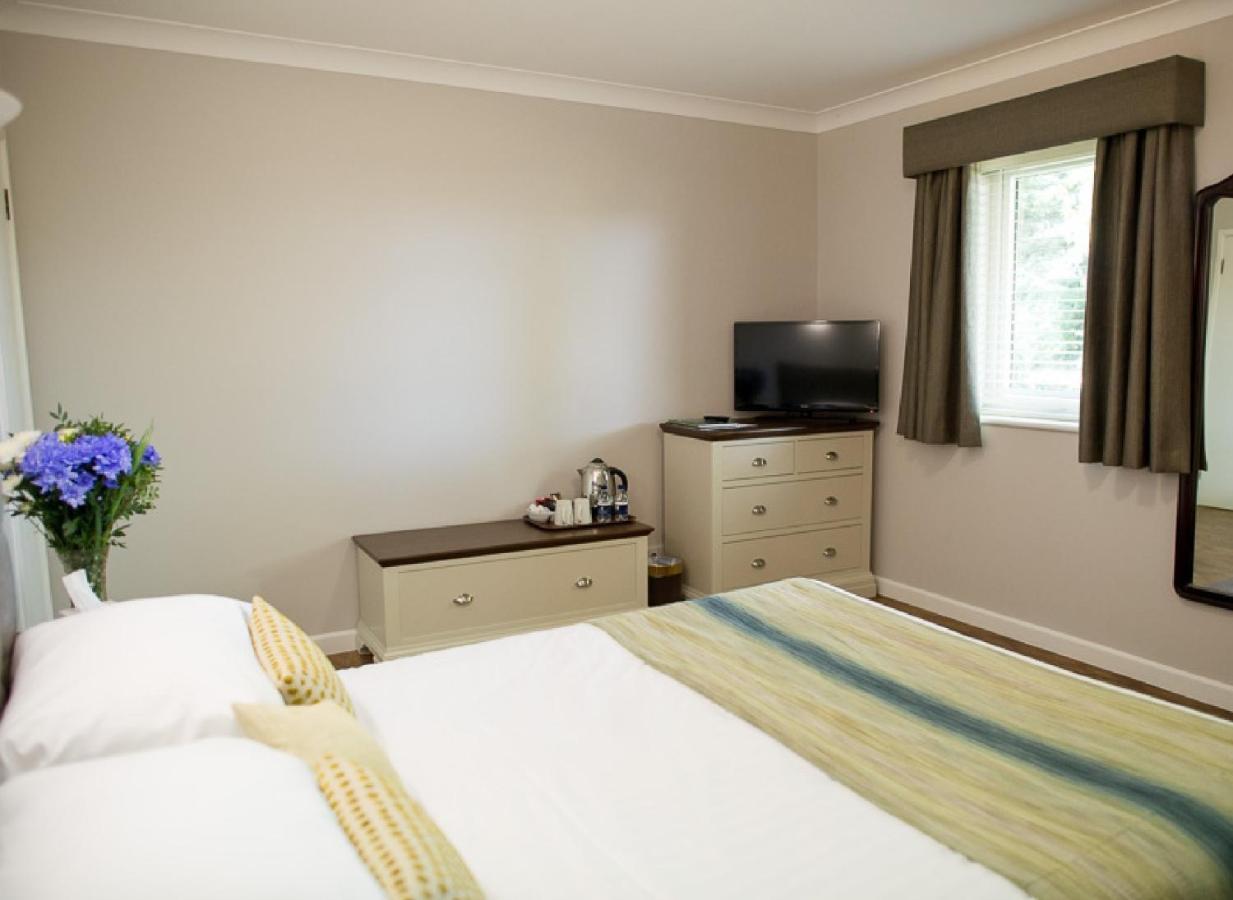 The White Horse Hotel And Luxury Shepherds Huts Eye  Room photo